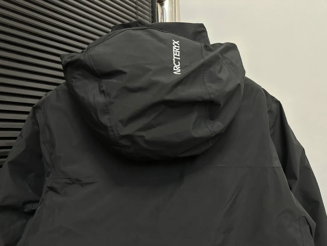 【ARCTERYX】Macai Jacket ‘’ ‘’ MACAI JACKET 。 Macai ， ， ， 。 ， ， Breathable GORE-TEX 、 、 。 Drop Hood M ， Powder Guard 。 100% ( EPTFE ) ， Ykk Premium LOGO Same Style Sizes：S-XXL